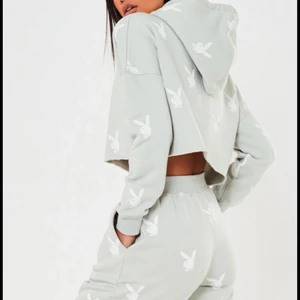 Playboyhoodie - Playboy hoodie i fint skick aldrig använd endast provad, för fler bilder skriv privat, köparen står för frakten(lånade bilder)