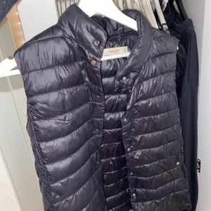 Väst - En svart väst från mango som jag köpte i Paris för några år sedan! Älskar denna väst och därför har den också några år på axlarna, och alla knappar funkar inte att stänga därav priset. Utöver det så är den i väldigt fint skick!!!! 