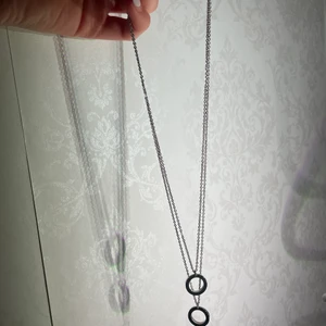  Halsband&örhängen, ÄKTA SILVER - OBS: ÄKTA SILVER. Helt oanvända örhängen med tillhörande halsband från märket Astrid & Agnes. Går också att köpa separat, pris för båda 300! Halsband:200kr       Örhängen:100kr pris kan diskuteras!!!