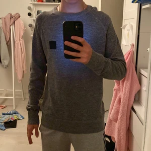 Peak Performance crewneck strlk M - Helt ny peak performance crewneck strlk m. Helt oanvänd. Köpt för 999kr. Jätte skön att ha på sig och perfekt mot vintern. Bra kvalite. 