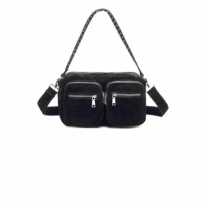 NOELLA väska - Säljer min knappt använda noella väska som jag köpte för ca 5 månader sen på miinto för 1250kr💕stora modellen så rymlig med två behöriga band  