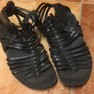 Lätta men eleganta svarta sandaler 