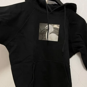 Svart hoodie med svartvitt skick.  - Svart Hoodie från Stay. Den är använd men i bra skick.  