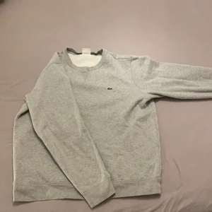 Lacoste Sweatshirt Storlek M - Använd 2-3 gånger. Köpt för några månader sen,. Budgivning kan pågå. 