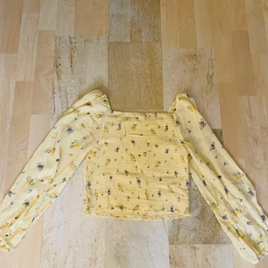 H&M summer shirt - To get these you must send the money “swish” while I am putting the package in the mailbox 📫 