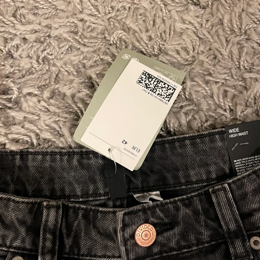 Helt nya byxor med lapp på. Jeans & Byxor.