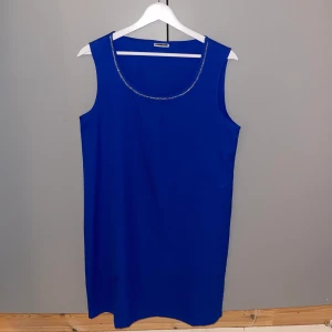 Blå klänning  - Fin blå klänning, osäker på storlek men passar M/38! Slutar strax över knäna 