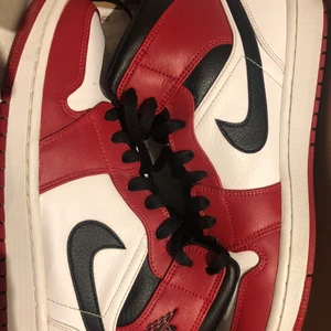Säljer mina jordan 1 mid Chicago 2020 - Säljer den pga att dem blivit för små. Inte använt många gånger och skulle säga att dem är i skick 10/10. Dem är köpa för 2800kr. Pris går att pruta 