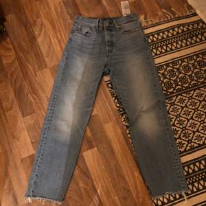 Levis jeans tight upptill lite vidare nertill, avklippta passar mig som är 1,58 storlek 26