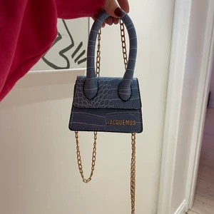 Lilla Jacquemus väska  - Så sött, och ser 100% äkta ut🤠. Ca 12cm bredd. Frakt på 66 tillkommer.