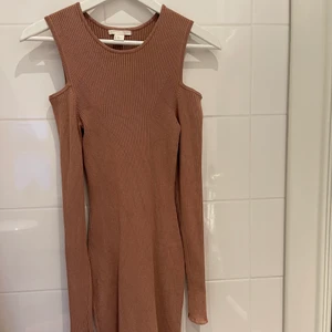 En ribbad klänning från hm  - En ribbad figursydd klänning från hm med hål över axlarna. Lite varmare klänning som passar bra mot hösten. Storlek xs. Säljer för att den inte passar mig. Inga fläckar eller hål. 