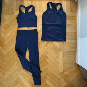 Blått träningsset seamless - Säljer detta blåa seamless träningssett från Blacc. Det består av tre delar, tights, sport-bh och linne. Tightsen har markering M/L och Sport-bh-n XS/S och linnet S/M men jag tycker hela setet känns som en S då det passar bra på mig som alltid kör S i träningskläder. 