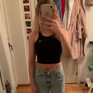 Stronger croppad linne - Ett träningslinne från Stronger💘 Endast använd ett fåtal gånger och är i väldigt bra skick!🥰