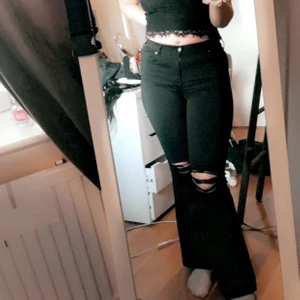 Salt - Bootcut jeans me hål på knäna, strl M/L är osäker på längd och så men är själv 169 och dom sitter högmidjat på mig slutar vid fötterna 