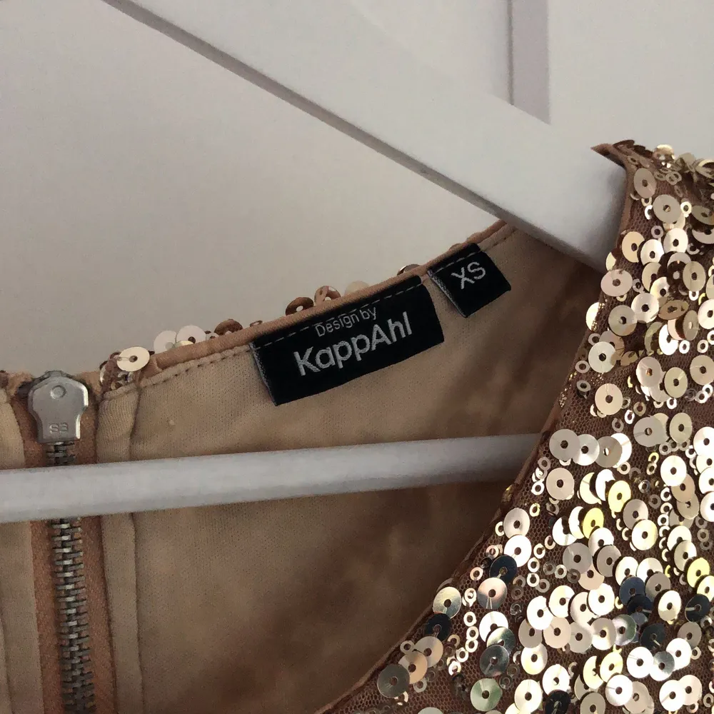 Säljer en klädning från Kappahl i stolek XS. Pris + frakt . Klänningar.
