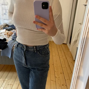 Vit Manchester tröja - Säljer denna fina Manchester tröja eftersom den är för liten. Storlek XS