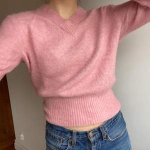 En rosa stickad tröja från ARKET 💖 Tröjan är i gott skick och ursprungspriset var 890kr. Nu säljes den för 180kr och köparen betalar frakt! 