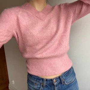 Stickad tröja från ARKET - En rosa stickad tröja från ARKET 💖 Tröjan är i gott skick och ursprungspriset var 890kr. Nu säljes den för 180kr och köparen betalar frakt! 
