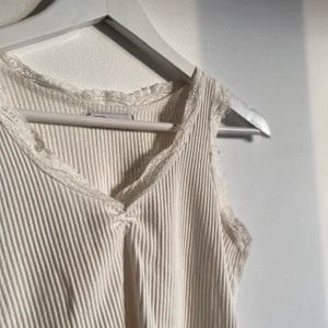 Jättesött vitt linne - Säljer mitt supersöta vita linne som är perfekt till sommaren! Den är i jättefint skick, om fler är intresserade blir det budgivning i kommentarerna (buda minst 20kr mer)💕 den är i stl xs men passar även s och m