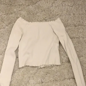Snygg enkel tröja - Säljer denna snygga tröja/topp. Använder inte längre och känner att den istället kan komma till användning utav någon annan!