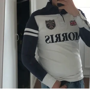 Morris skjorta  - Säljer en Morris skjorta i stl XS men den skulle även passa någon men S.  Den är i rätt så bra skick 8/10 skulle jag säga. Jag skulle säga att det är en skjorta för Unisex alltså att båda män och kvinnor kan bära den. Kontakta mig  för fler bilder och vid intresse så kan vi komma överens om ett pris. 175+frakt 