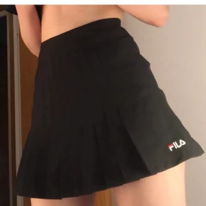 fila kjol - storlek xs! köpt på urban för ca 3 år sen men inte kommit till användning. lite trasigt i tråden vid dragkedjan men om du kan sy går det att fixa:) gratis frakt! 📦  (nypris ca 600)