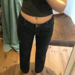 Lågmidjade jeans - Lågmidjade jeans köpta på second hand. Fickorna har snygga detaljer vilket syns på bilden. Storleken finns inte kvar men är vanligtvis 29 i lågmidjade och dom är lite stora på mig. Köparen står för frakt
