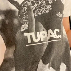 Tupac t-shirt - Jättefin Tupac t-Shirt i jättebra skick. Storlek XS o skulle säga att den passar XS-S. Säljer för 70kr+frakt