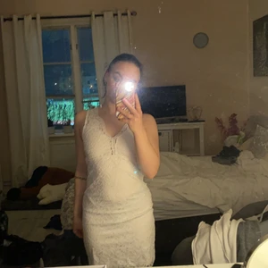 Vit spetsklänning - Vit spets-klänning från Cubus. Dragkedja på ryggen. Strl S, använd endast 1 gång 