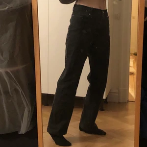 Svarta jeans - Snygga, svarta, lågmidjade jeans utan bakfickor! 