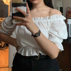 Blus - Kortärmad, croppad söt liten blus. Knappt använd 🌸