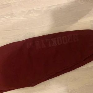 Bershka träningsbyxor  - Bershka mjuka röda träningsbyxor som är i storlek S!!!