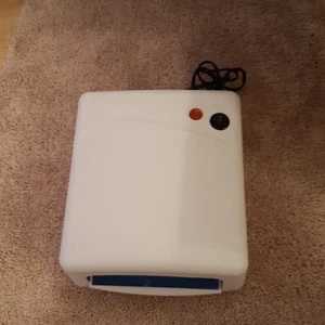 UV lampa till naglar - Säljer dena uv lampan håller inte på me nagla längre. Funkar som de ska. Lite använd. 