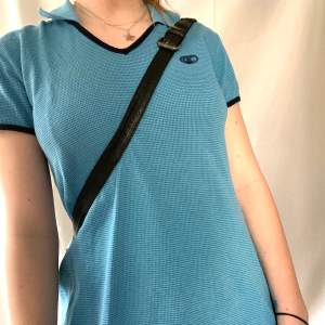 Säljer denna blåa tennisklänning från champion🤠 köpt i en vintageaffär i london för 40 pund. Passar perfekt nu inför sommaren på festivaler och sånt💙 Står storlek L på lappen, men passar mig som är en S väldigt bra!