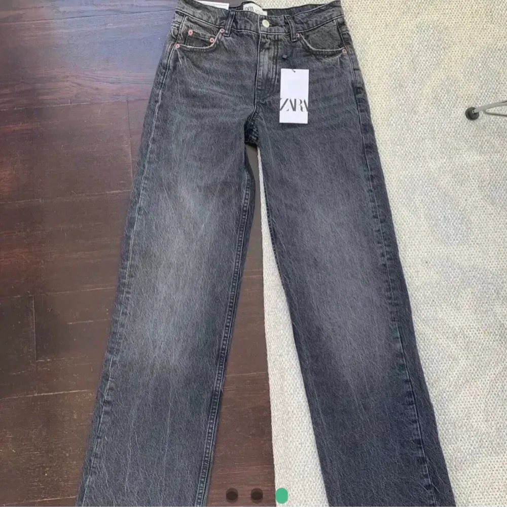 Köp direkt för 500! 💗Lägger ut dessa helt nya 90s full length jeans från Zara igen. Jättepopulära och slutsålda överallt  De är väldigt långa och man kan klippa dom till den längden man föredrar. Många intresserade så det blir budgivning HÖGSTA BUD 400kr + frakt✨ (lånade bilder). Jeans & Byxor.