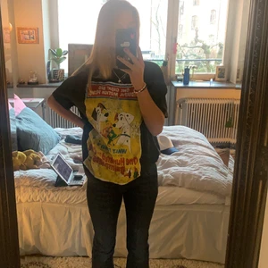 Thirt ifrån bershka  - Fin thirt ifrån bershka med tryck ifrån 101 dalmatiner. Lite oversized i storlek vilket är nice till ett par lite tightare jeans!