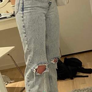 Monki jeans i storlek 34 hål vid knäna slitning på bakfickan  ordinarie pris 400kr slutar vid ankeln och är ca 168 köparen står för frakten. De är inte jag på bilden och köpte dom från den här appen.