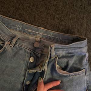 Jeans från Bikbok, nypris 600kr. Enda defekten syns på 3e bilden, skriv vid frågor/prisförslag💕