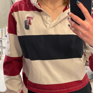 Tommy Hilfiger tröja - En Tommy jeans tröja i blått, rött och vitt, tröjan är lite cropped, fint skick, storlek L, det är bara att skriva för fler bilder💙💙