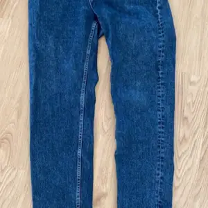 Blå Weekday barrel jeans loose/tapered fit storlek 33/32