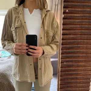 Vintage skjorta från märket Mustang. Strl M - Säljer denna Vintage Skjorta, casual Style. Mycket fint skick. Strl M kan mötas upp i Stockholm eller fraktas <3