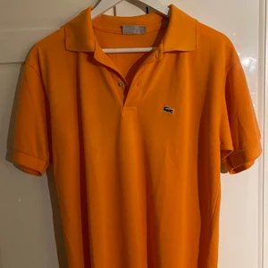 Vintage Lacoste pikétröja  - Vintage pikétröja  från märker Lacoste. Köpt på second hand och är i perfekt skick. Sälg pga att det aldrig kommer till användning. Storlek L (herr)