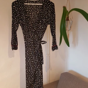 Spotted wrap dress - Black Only Dress woth white dots and small red details.