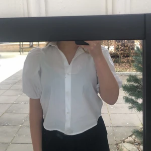 Vit skjorta med puffärmar strl XS - Denna vita skjortan från Monki i strl XS är aldrig använd förut pågrund av att den är en aning för liten över bysten på mig. Lappen är kvar. Jag skulle säga att denna skjortan är lite kortare i modellen då den inte är så lång på mig, jag är 155 cm. Nypris: 200kr.                                                           Frakten betalas av köparen🤗