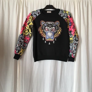 Multimönstrad sweatshirt - Sååå snygg tröja som tyvärr har blivit för liten för mig! Köpt för längesedan på en webbshop som hette Badgaldo.se som är nedlagd nu, står ”MUZICUN” på lappen inuti så antar att märket heter så. Står ingen storlek i men jag skulle säga att den passar dig som är en XS alternativt S om du inte har så stor byst.