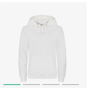 Vit hoodie - Säljer min fina vita hoodie från Tom Hope då den knappast kommer till användning. Det är fina detaljer ovanför bröstet, men även vid ena armen. Den är i bra skick och köpte den för 817 kr.