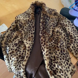 Fuskpäls jacka - Säljer en helt ny kappa med fuskpäls. Köptes för nån månad sen men har inte kommit till nån användning. Säljs för 300 plus frakt 