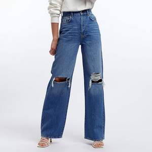 Säljer mina snygga jeans från Gina tricot! Dem heter ”Idun wide jeans” och är väldigt populära! Säljer för de tyvärr är lite för stora för mig! Det är storlek 36 och jag är 175 cm lång och byxorna är i bra längd! Bara lite stora i midjan.... köparen betalar frakt! Skriv om intresse finns eller om ni vill ha fler bilder på byxorna! 🦋