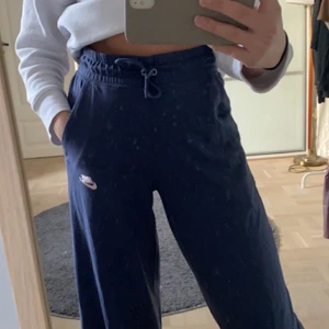 NIKE MJUKISAR - Jättebekväma mjukisar i bra skick! Med frakt blir priset 140kr allt som allt 📦 🚚 