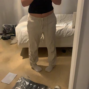 Linnebyxor  - Snygga linnebyxor i S, lågmidjade och raka!